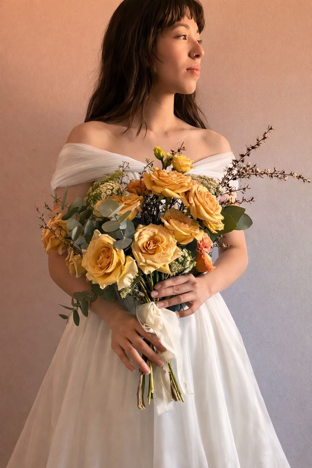 Foto de una novia sujetando un ramo de flores.