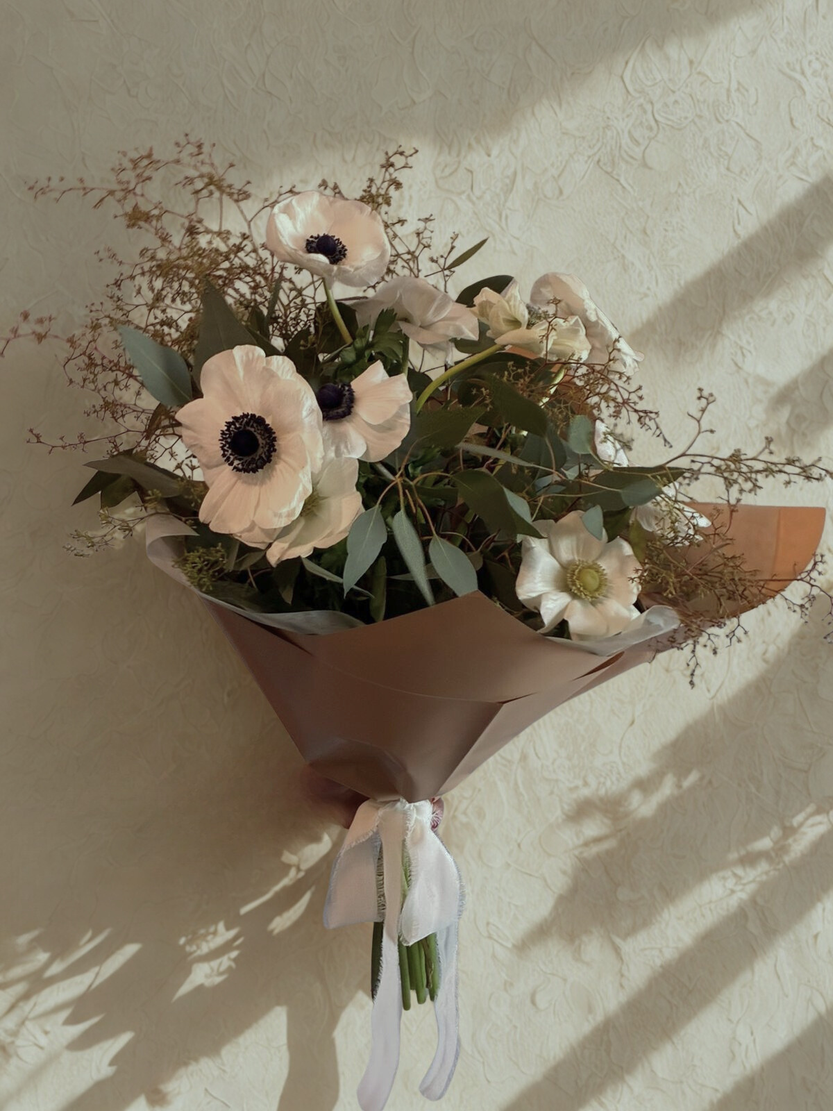 Ramo de flores bajo un haz de luz